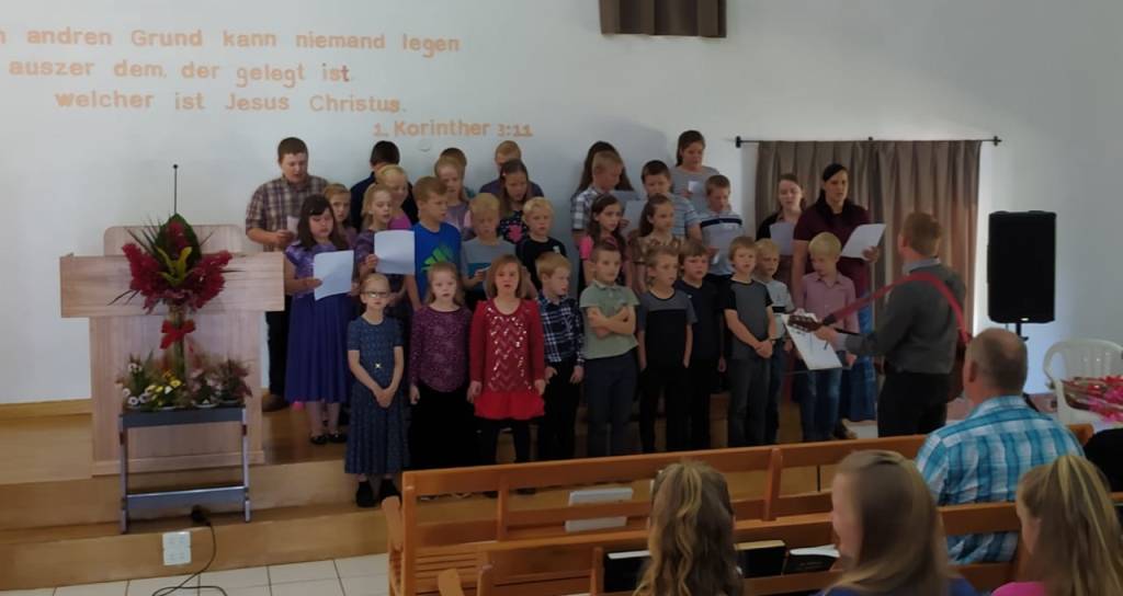 Schulkinder mit Beitrag zum Muttertag im Gottesdienst